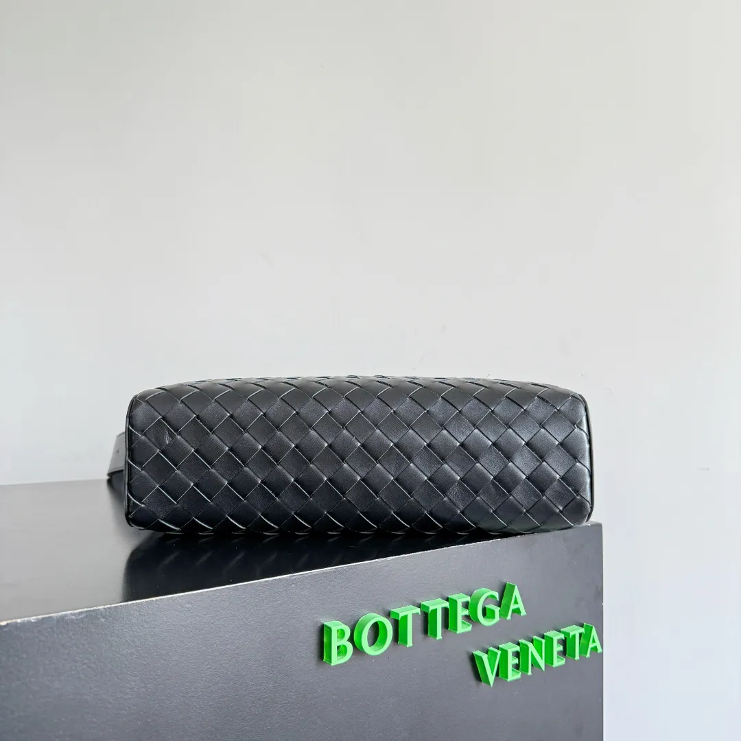 Batch 1920 🎁BOTTEGA VENETA new woven Tribeca handbag Double zipper design + super clear inner layering, sufficient capacity without clutter; small items can be stored in an orderly manner for daily commuting and short trips 🗂 Equipped with a comfortable wide shoulder strap, it can be worn on the shoulder, crossbody, or in the hand, and the carrying method is super flexible. Style number: 836016 Size: 30.5*20*9cm Color: black